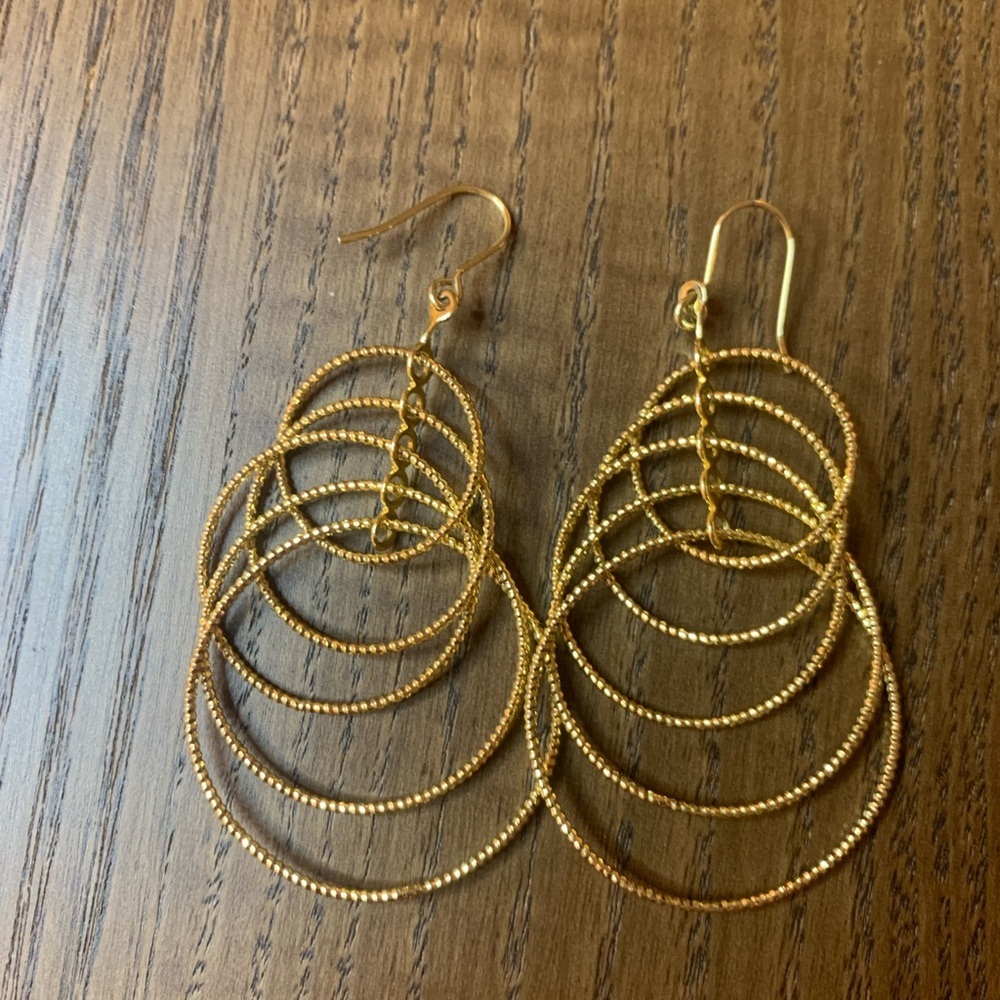 NWOT GOLD LAYERED HOOP EARRINGS